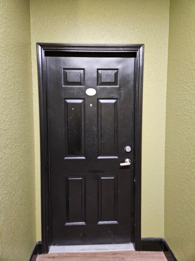 Building Photo - $600 Deposit*Spacious 1 BDRM Condo Downtown!