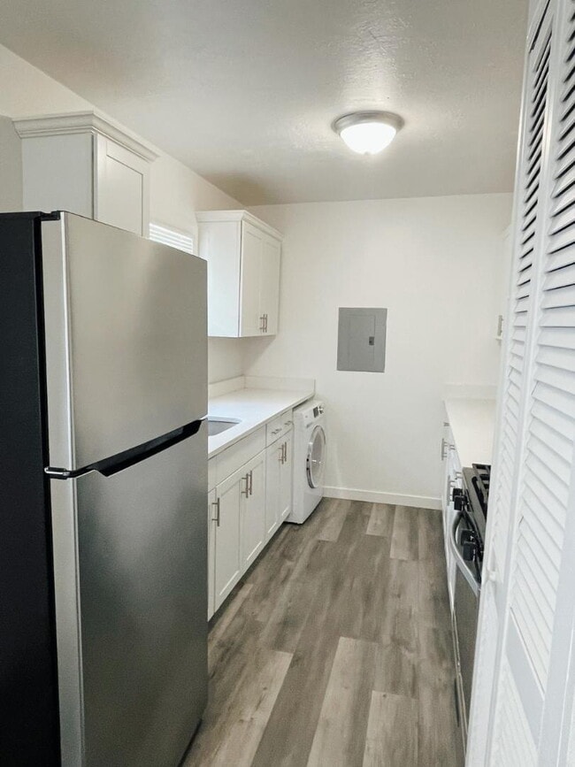 Building Photo - 2 Bed, 1 Bath in Ogden's Business Depot Corridor — Available Now