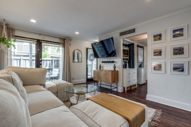 Building Photo - 5916 Sandhurst Ln