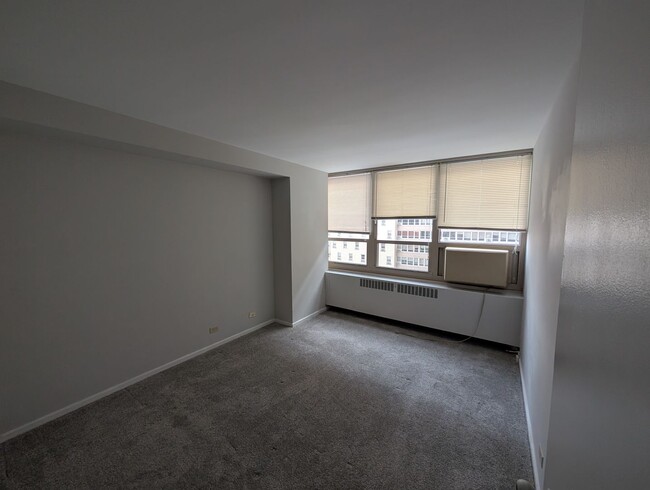 Building Photo - 2 Bed 1 Bath in Lakeview!