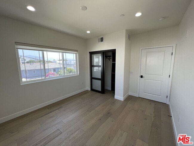 Building Photo - 5019 W Maplewood Ave