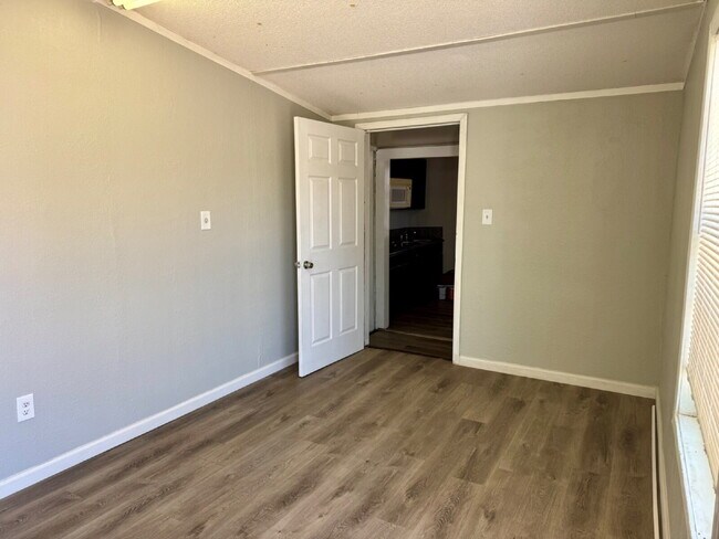 Building Photo - Updated Rear Unit