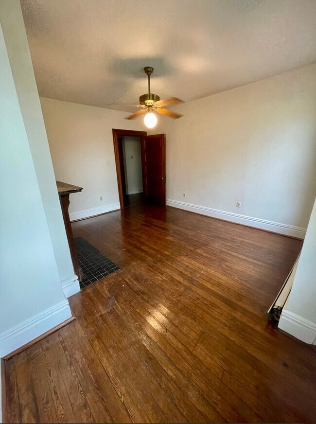 Building Photo - Spacious two bedroom apartment available W...