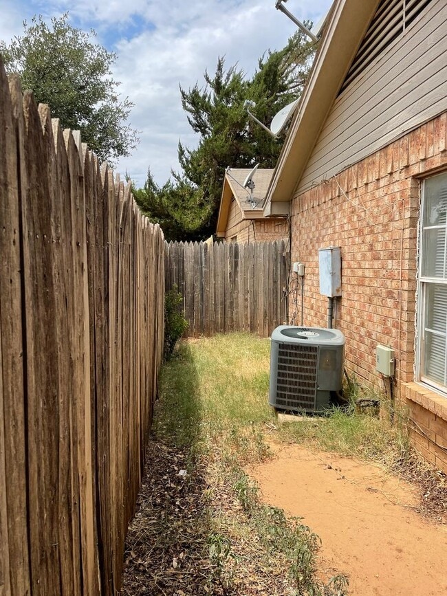 Building Photo - 3/2/2 or 2 Bedroom with an Office