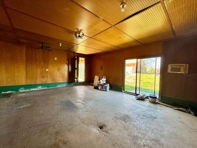 Building Photo - 1422 Old Peachland Rd