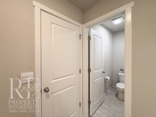 Building Photo - Bright 2024-Built Home with Modern Finishes & Fully Fenced Yard