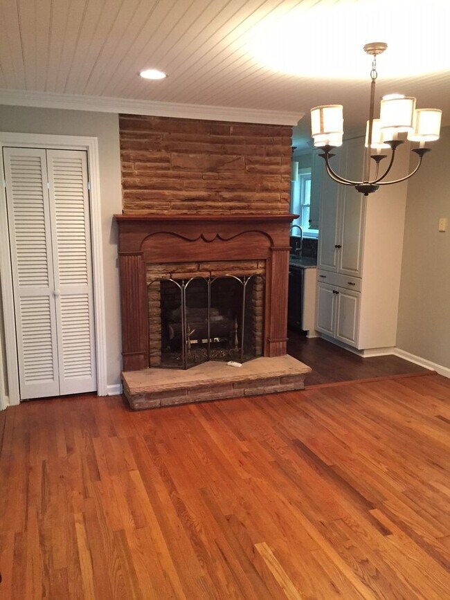 Building Photo - 1218 W White Oak Dr