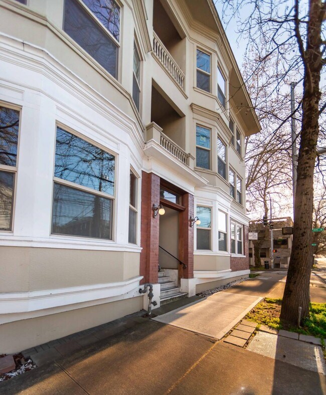 Delmont 1 bedroom + den 403 Roy St Seattle WA 98109 Apartment Finder