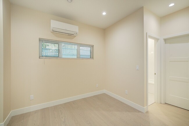 Building Photo - 0Bd/1Ba Seattle Studio