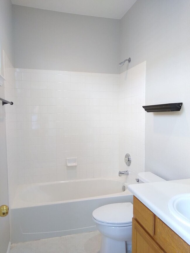 Building Photo - Stunning Highlands Ranch Townhome