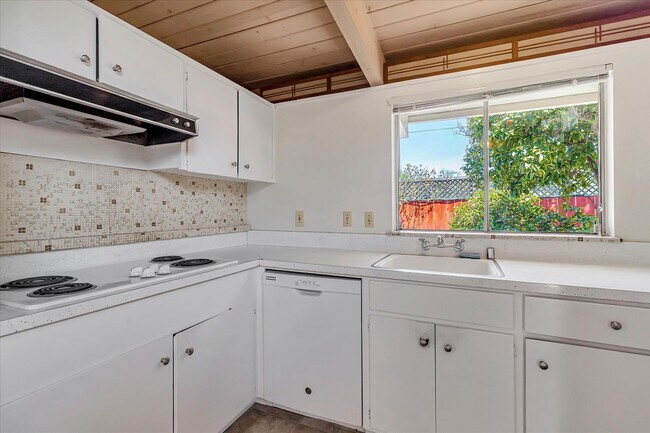 Building Photo - 3 Bedroom 2 Bath Home located in Palo Alto's Palo Verde Neighborhood!