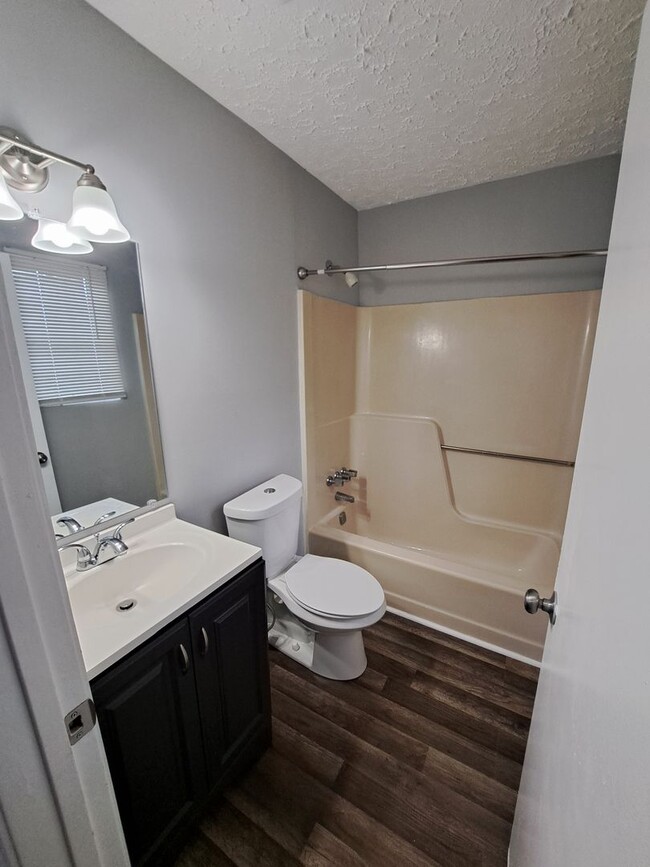 Building Photo - Newly Remodeled 2Bed/2.5Bath Townhome For ...