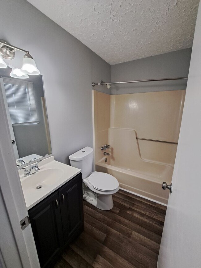 Building Photo - ONE MONTH FREE RENT! Newly Remodeled 2Bed/...