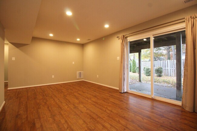 Building Photo - Large 4BR/3B Brick Home