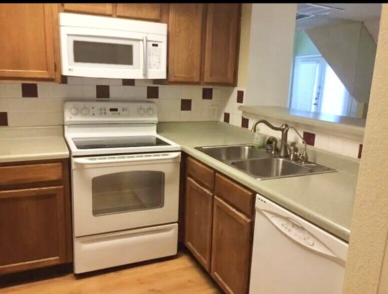 Building Photo - 2300 Balsam Dr