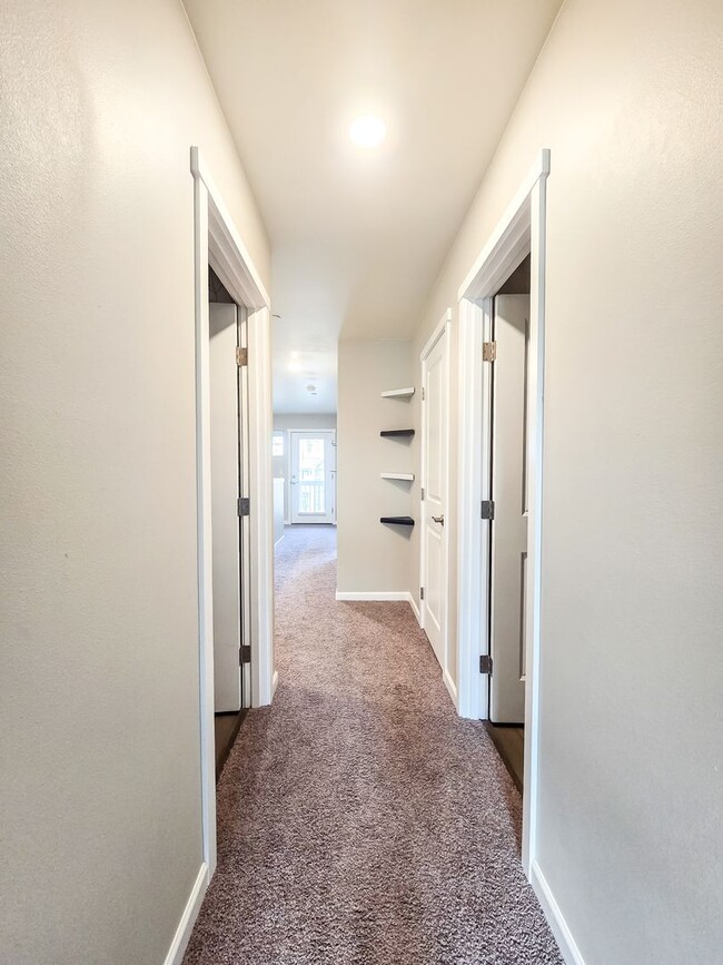 Building Photo - Newly Built Townhome 3bd 2.5ba