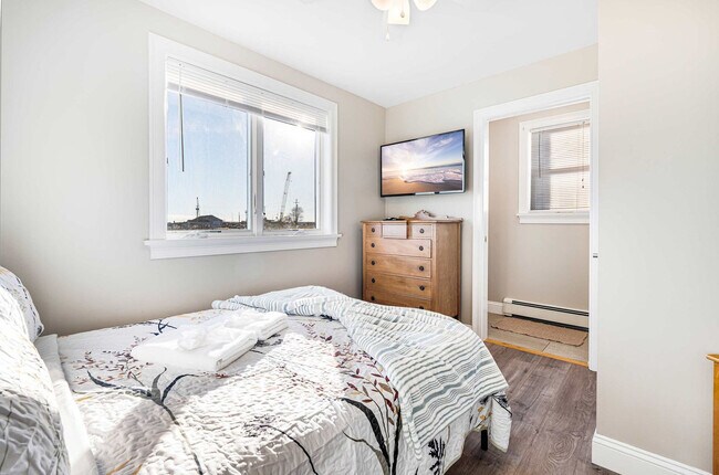 Building Photo - 12 Epping Ave