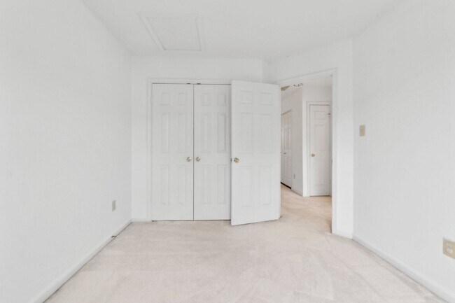 Building Photo - Wonderful Townhome