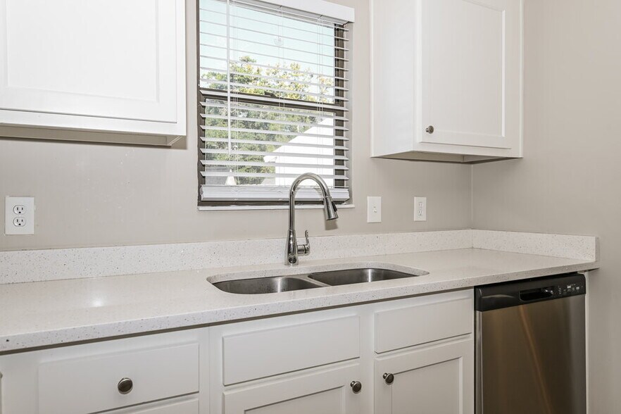 Building Photo - 2493 Bluffton Dr