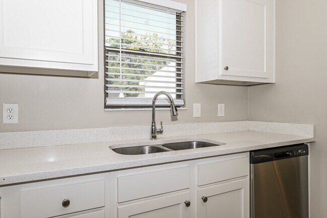 Building Photo - 2493 Bluffton Dr