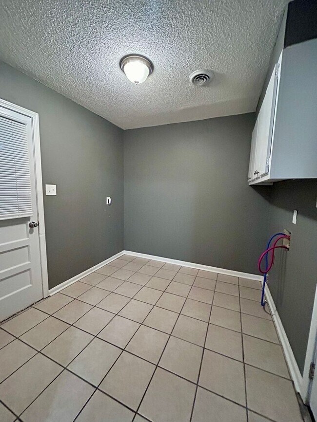 Building Photo - Very Nice Home in Stage Park Meadows