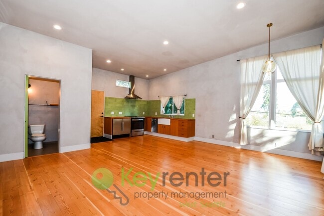 Building Photo - Executive Style 5 Bedroom with Garage and Outdoor Space