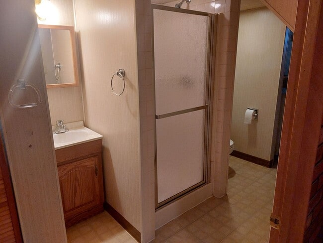 Building Photo - 3 Bedroom 1 1/2 bath brick ranch with 2 ca...