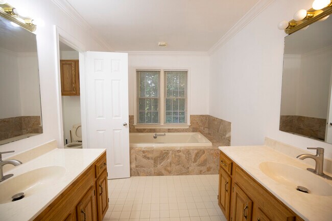 Building Photo - 3658 Thomasson Crossing Dr