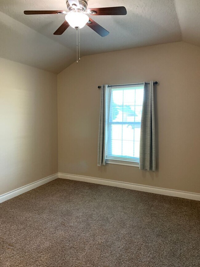 Building Photo - 116 Mariposa Dr