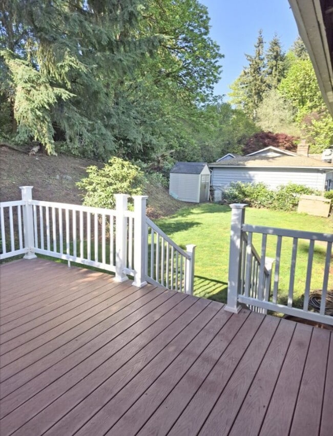 Building Photo - Split-Level Stunner with Skylight, Hardwoods & Room to Grow