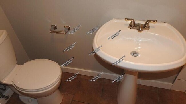 Building Photo - Charming 2 bedroom and 1 bath top-floor duplex located on Holmes St Kansas City, MO