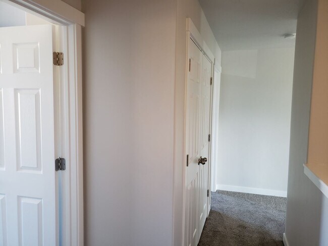 Building Photo - Spacious Springville Townhome
