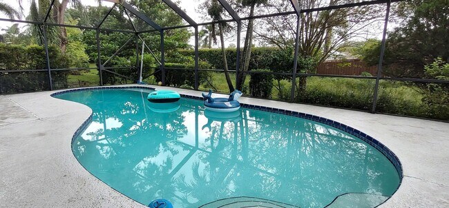 Building Photo - 1132 SE Oriental Ave