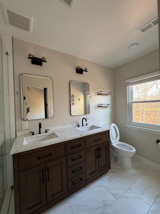 Building Photo - Well-Located 3BR, 2-Full, and 2-Half Bath Townhouse w/ One-Car Garage in Sterling, VA