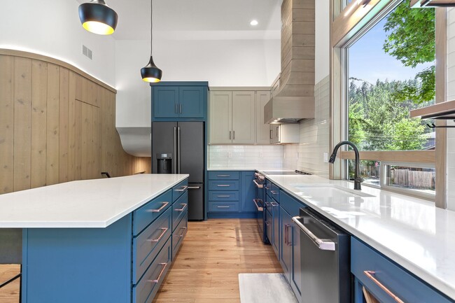 Building Photo - Beautiful home down town CDA