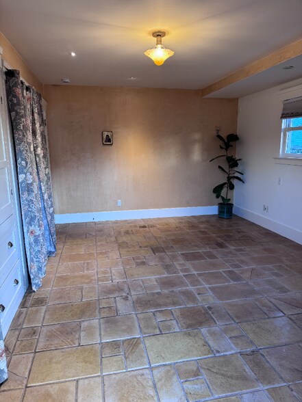 Building Photo - 643 Wright St