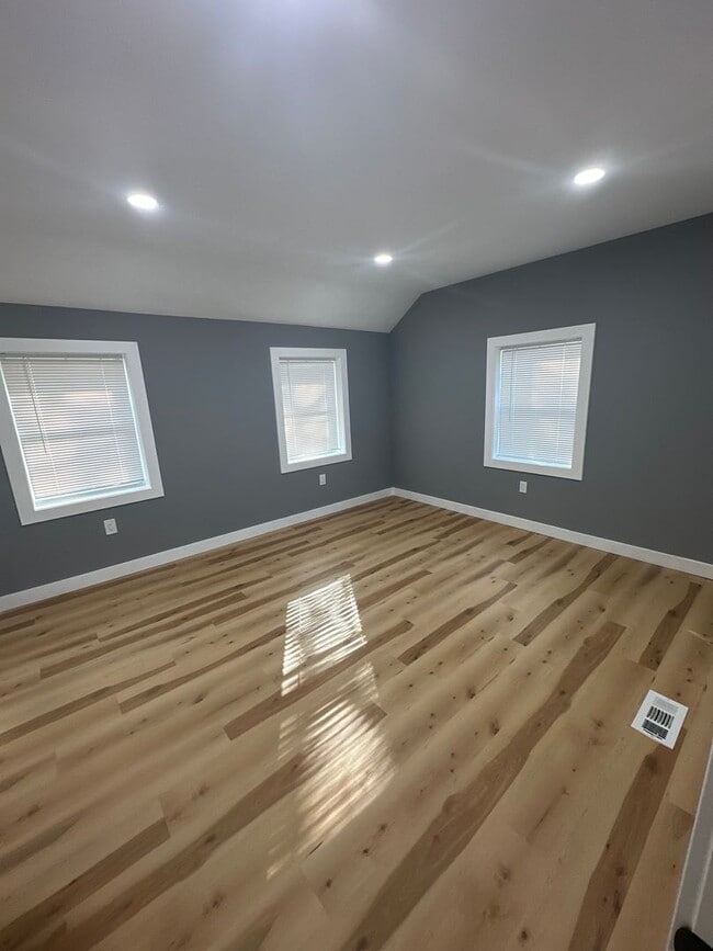 Building Photo - Beautiful renovated 3 bedroom townhome