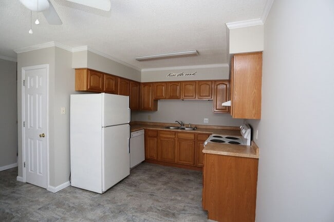 Building Photo - 3 Bedroom at Countryside