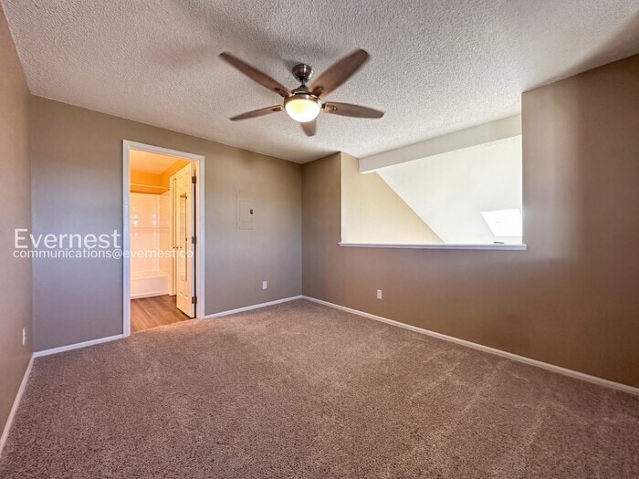 Building Photo - 12043 W Cross Dr