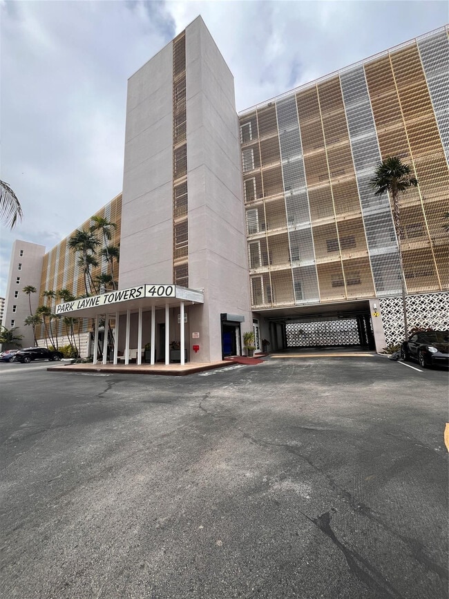 Building Photo - 400 Golden Isles Dr