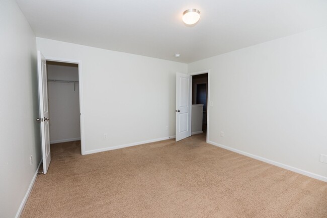 Building Photo - Beautifully 4-bedroom, 2.5-bathroom spacio...