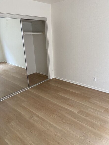 Building Photo - 10920 Moorpark