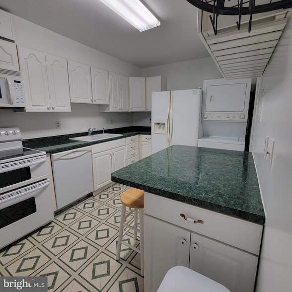 Building Photo - 5901 Mt Eagle Dr