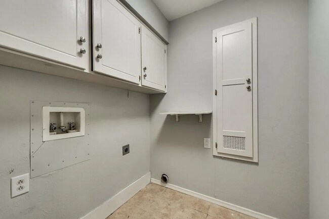 Building Photo - 5806 Everglade Rd