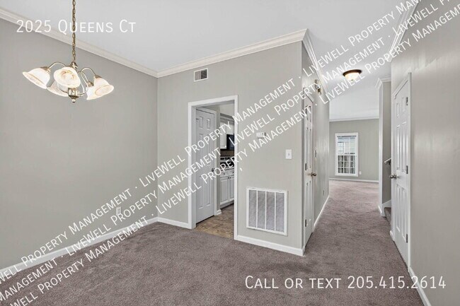 Building Photo - 2025 Queens Ct