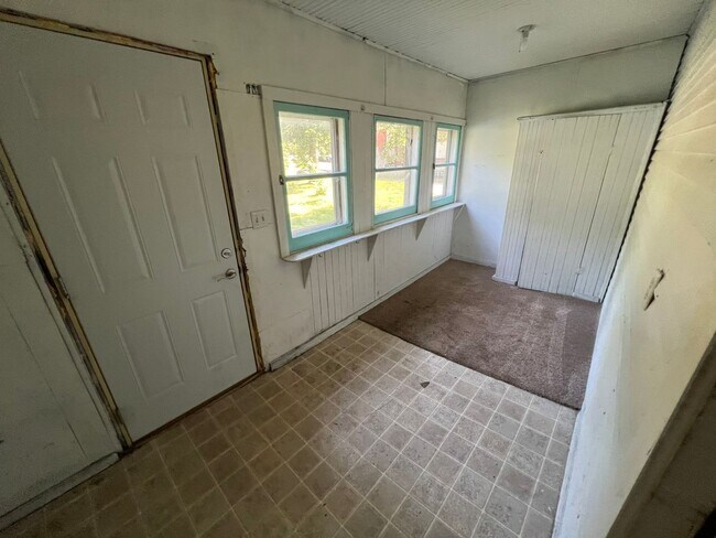 Building Photo - Large 4 bedroom house east of campus for A...