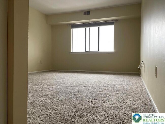 Building Photo - 1590 Alta Dr