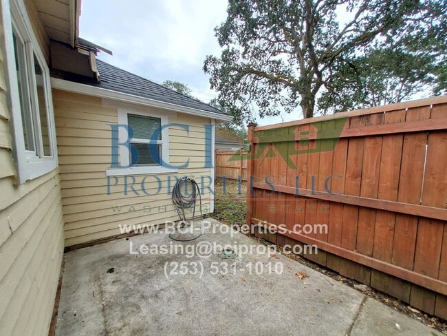 Building Photo - Beautifully remodeled 2 bedroom Duplex nex...