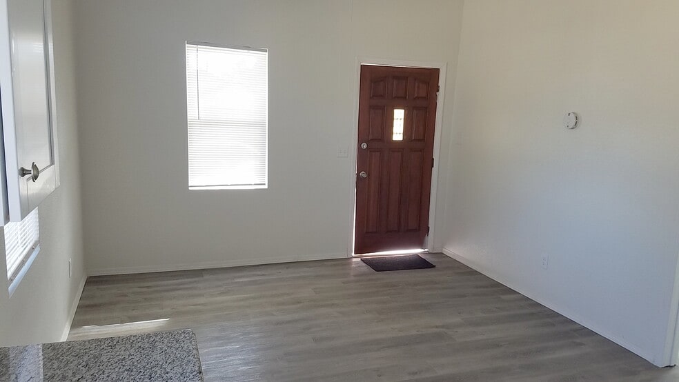 Building Photo - 1120 W 6th St