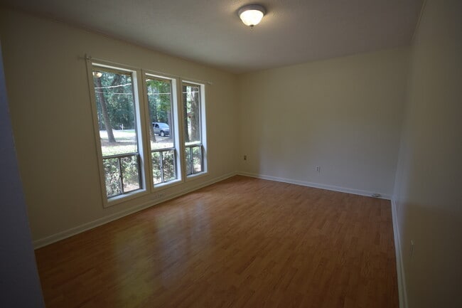 Building Photo - Spacious 3 Bedroom Home